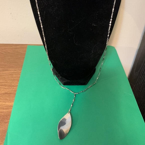 Beautiful Nygard necklace jewelry, 32”, leaf design on pendant - Picture 7 of 7